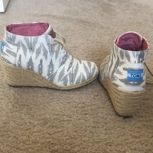 Toms size 5 wedge canvas booties